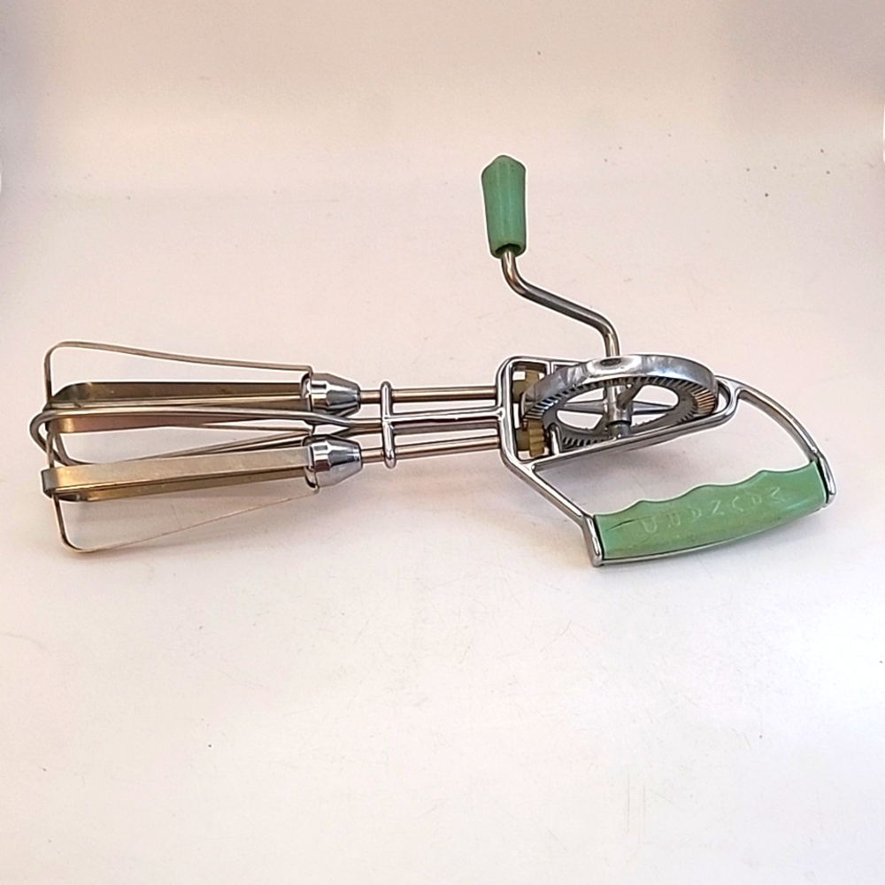 Vintage Maynard Turquoise Handle Egg Beater Rotary Mixer
